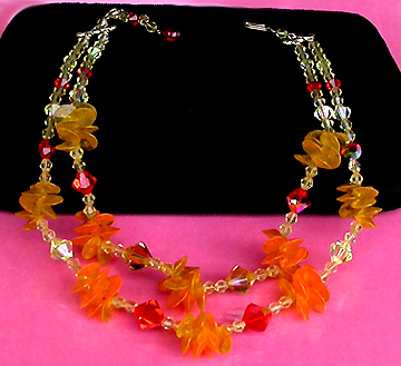 a beautiful vintage costume jewelry necklace unsigned