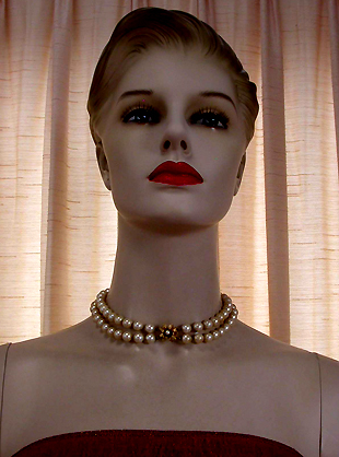 a beautiful vintage costume jewelry necklace unsigned