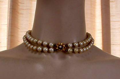 a beautiful vintage costume jewelry necklace unsigned
