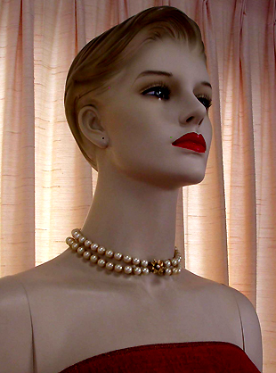 a beautiful vintage costume jewelry necklace unsigned