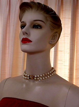a beautiful vintage costume jewelry necklace unsigned