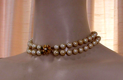 a beautiful vintage costume jewelry necklace unsigned