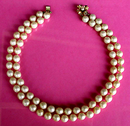 a beautiful vintage costume jewelry necklace unsigned