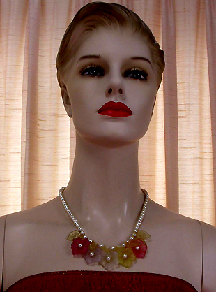 a beautiful vintage costume jewelry necklace unsigned