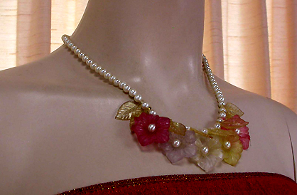 a beautiful vintage costume jewelry necklace unsigned