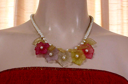 a beautiful vintage costume jewelry necklace unsigned