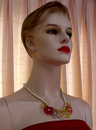 a beautiful vintage costume jewelry necklace unsigned