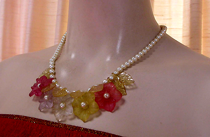 a beautiful vintage costume jewelry necklace unsigned