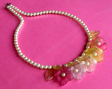 a beautiful vintage costume jewelry necklace unsigned