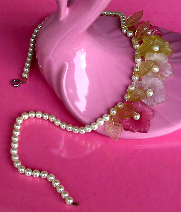 a beautiful vintage costume jewelry necklace unsigned