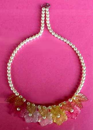 a beautiful vintage costume jewelry necklace unsigned