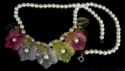 a beautiful vintage costume jewelry necklace unsigned