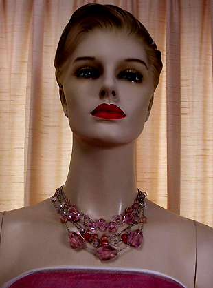 a beautiful vintage costume jewelry necklace unsigned