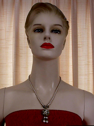 a beautiful vintage costume jewelry necklace unsigned
