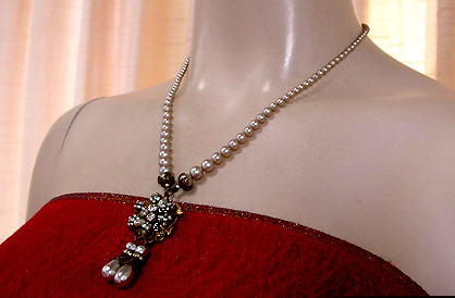 a beautiful vintage costume jewelry necklace unsigned