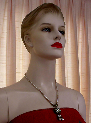 a beautiful vintage costume jewelry necklace unsigned