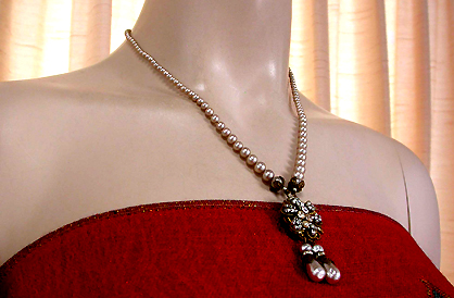 a beautiful vintage costume jewelry necklace unsigned