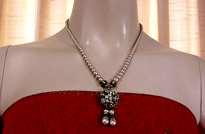 a beautiful vintage costume jewelry necklace unsigned