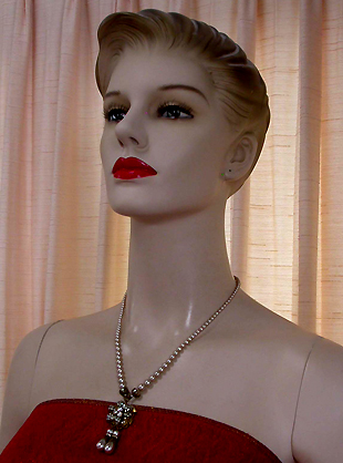 a beautiful vintage costume jewelry necklace unsigned