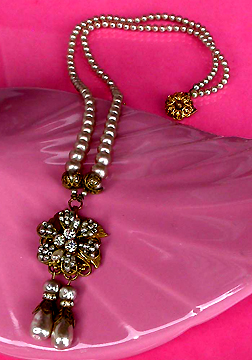 a beautiful vintage costume jewelry necklace unsigned