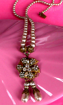 a beautiful vintage costume jewelry necklace unsigned