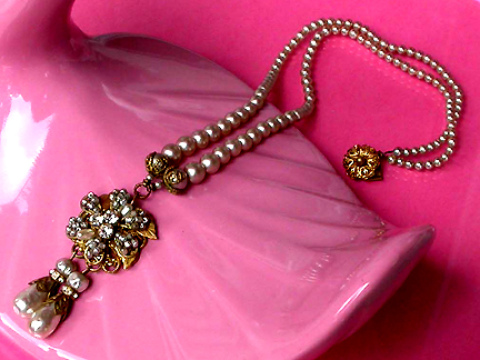 a beautiful vintage costume jewelry necklace unsigned