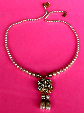 a beautiful vintage costume jewelry necklace unsigned