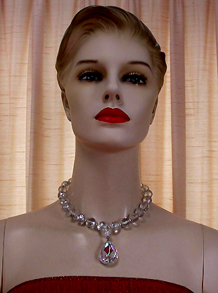 a beautiful vintage costume jewelry necklace unsigned
