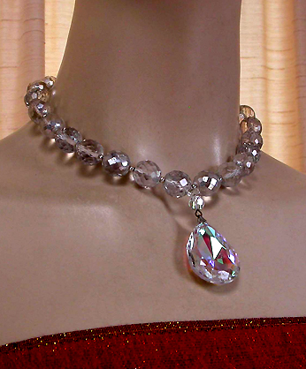 a beautiful vintage costume jewelry necklace unsigned