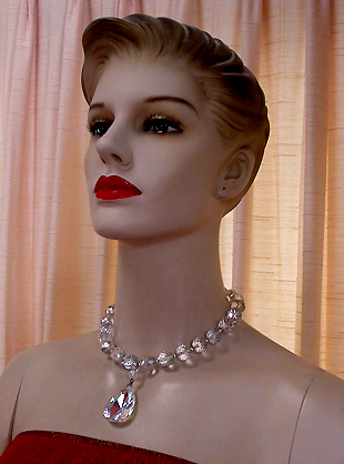 a beautiful vintage costume jewelry necklace unsigned