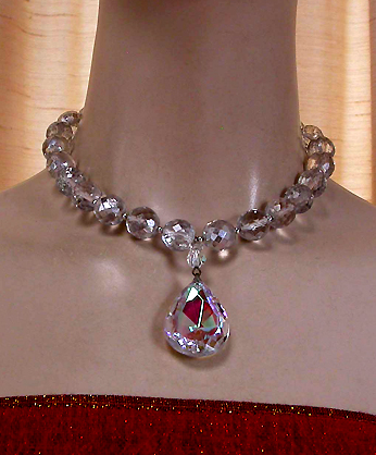 a beautiful vintage costume jewelry necklace unsigned