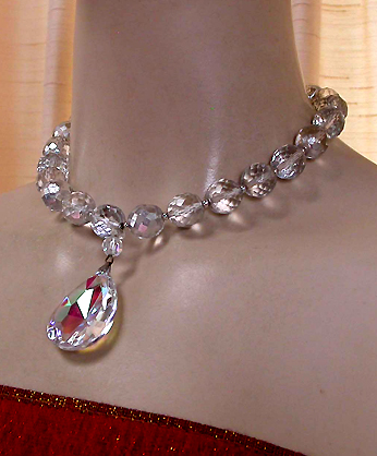 a beautiful vintage costume jewelry necklace unsigned