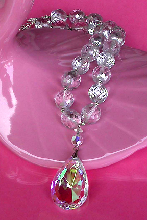 a beautiful vintage costume jewelry necklace unsigned