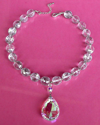 a beautiful vintage costume jewelry necklace unsigned