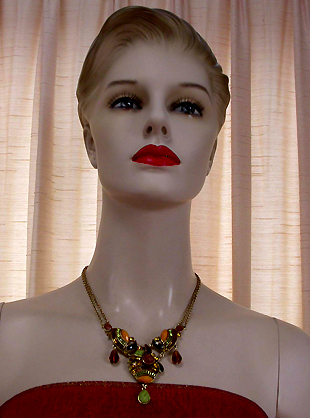 a beautiful vintage costume jewelry necklace unsigned