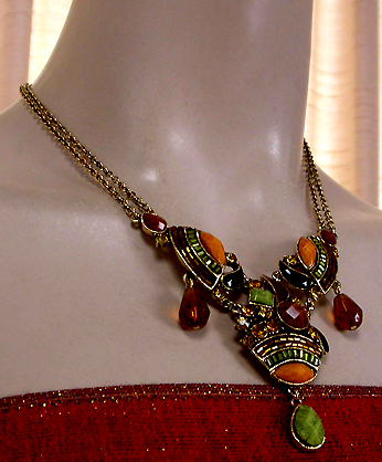 a beautiful vintage costume jewelry necklace unsigned