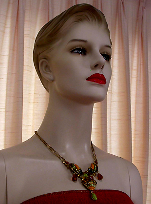 a beautiful vintage costume jewelry necklace unsigned