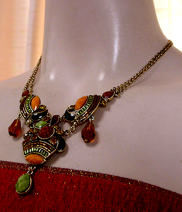a beautiful vintage costume jewelry necklace unsigned