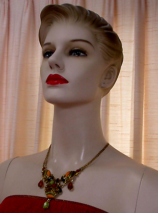 a beautiful vintage costume jewelry necklace unsigned