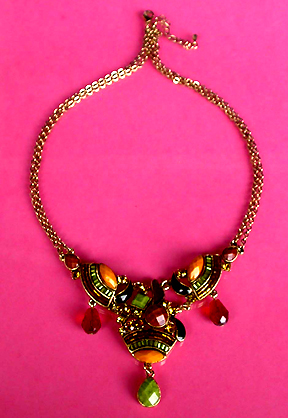 a beautiful vintage costume jewelry necklace unsigned