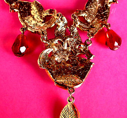 a beautiful vintage costume jewelry necklace unsigned