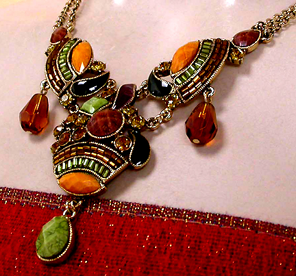 a beautiful vintage costume jewelry necklace unsigned