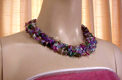 a beautiful vintage costume jewelry necklace unsigned