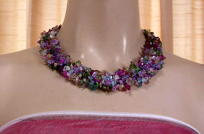 a beautiful vintage costume jewelry necklace unsigned