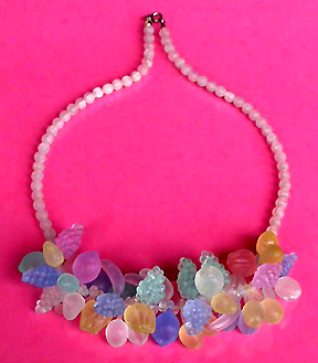 a beautiful vintage costume jewelry necklace unsigned