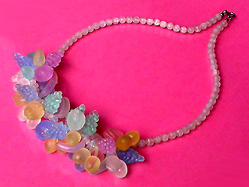 a beautiful vintage costume jewelry necklace unsigned