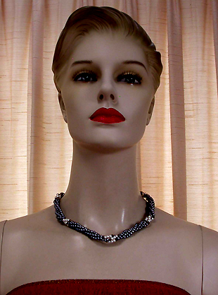 a beautiful vintage costume jewelry necklace unsigned