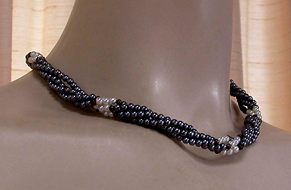a beautiful vintage costume jewelry necklace unsigned