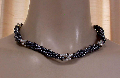 a beautiful vintage costume jewelry necklace unsigned