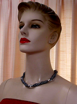 a beautiful vintage costume jewelry necklace unsigned